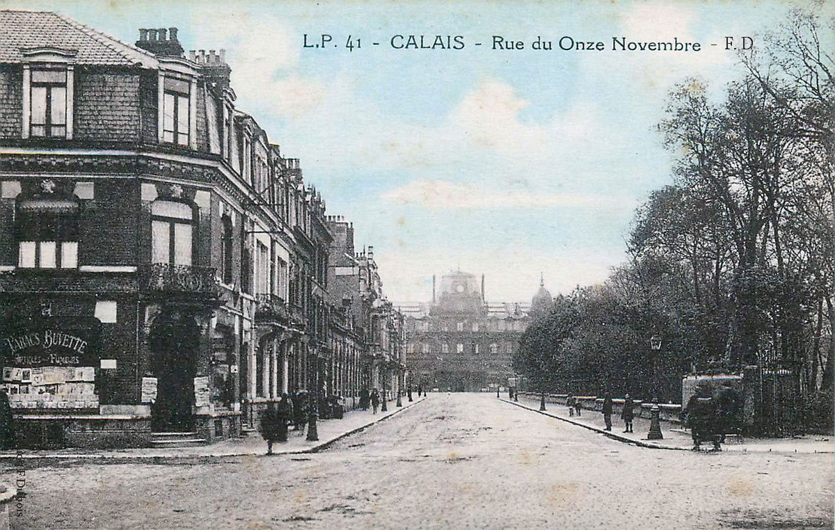 La gare vue de la rue du 11 novembre - Calais