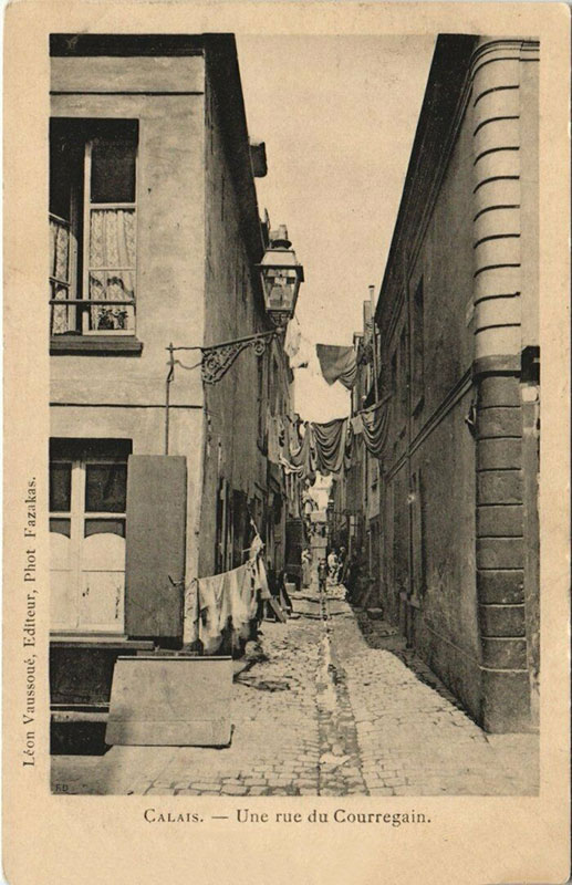 une ruelle étroite avec des maisons collées les unes aux autres