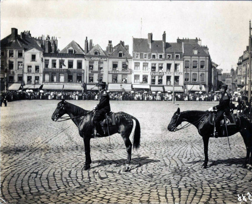 Revue sur la Place d'Armes à Calais en juillet 1914