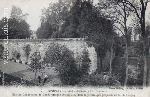 Bastion presque intact situé dans une propriété privée.