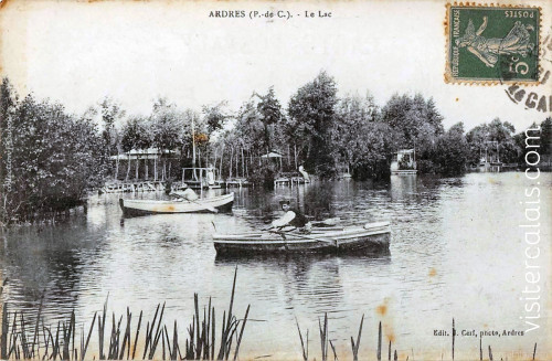 Deux hommes font du canot sur le lac alors que d'autres pêchent.