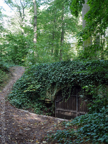 Un souterrain dont l'entrée est protégée par une grille en fer permet l'accès au bastion.