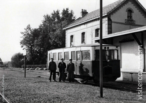 Trois cheminots prennent la pose devant une micheline à l'arrêt  à la gare d'Ardres.