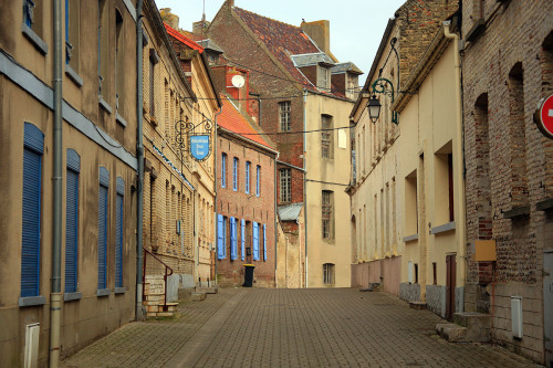 Petite rue avec des façades anciennes dans les tons orangés.