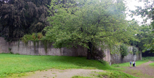 Mur d'enceinte du bastion vu du bas.