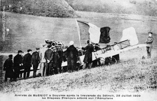 l'avion de Blériot se pose dans un champ à Douvres