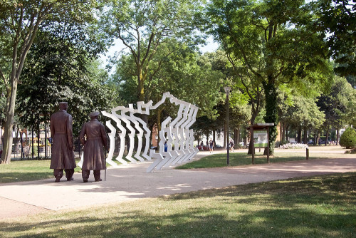 Les statues de De Gaulle et Churchill à l'entrée du parc.