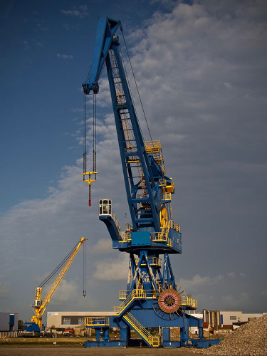 Matériel de levage sur le port de Calais.