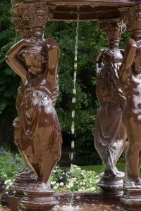 Vue des personnages soutenant le dôme d'où s'écoule un filet d'eau. Vue des personnages soutenant le dôme d'où s'écoule un filet d'eau.
