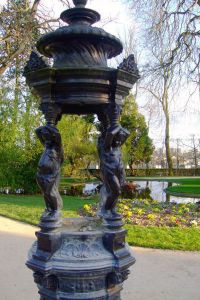 Le haut de la fontaine. Le haut de la fontaine.