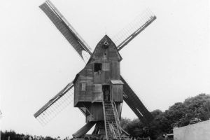 Les ailes du moulin tournent. Les ailes du moulin tournent.
