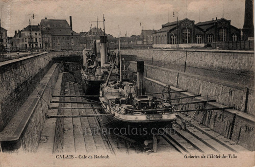 Navires dans la Cale de Radoub à Calais vers 1914