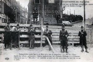 Un homme est juché sur la fontaine pour mieux voir. Un homme est juché sur la fontaine pour mieux voir.