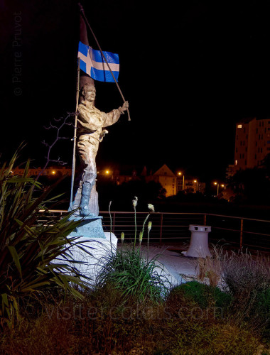Statue de Tom Souville à Calais