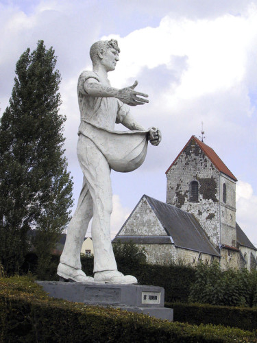 La statue de semeur à Clerques.