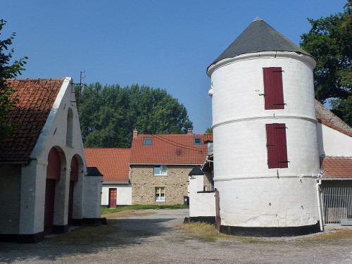 Pigeonnier traditionnel en forme de tour à la ferme de Wolphus