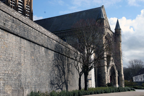 Mur d'enceinte du côté du porche d'entrée