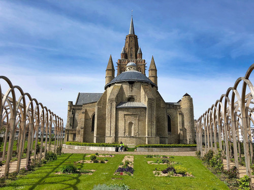 Vue sur la façade arrière depuis le jardin
