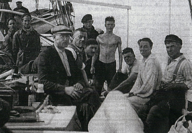 Nageurs et entraîneurs sur le bateau