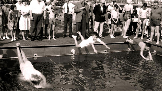 Des enfants plongent dans un bassin demontable