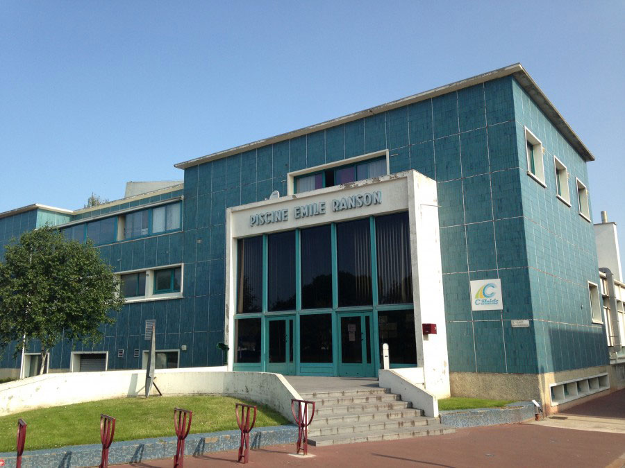 façade avant de la piscine Ranson avec ses murs couverts de faïences bleues