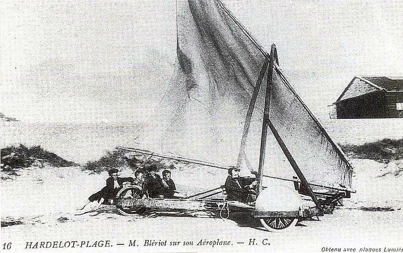 Louis Blériot pose sur le char à voile dont il a déposé le brevet, 4 gamins l'accompagnent