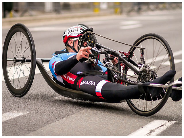 cycliste sur un vélo de compétition adapté