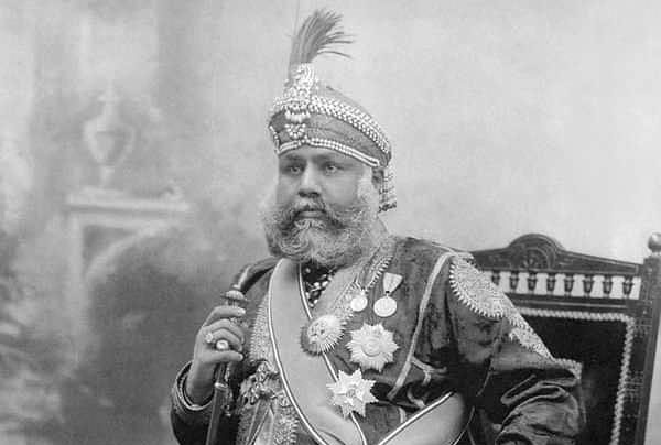 Portrait du Maharaja Madho Singh II en costume de cérémonie