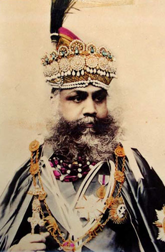 Sawai madho singh en costume d'apparats